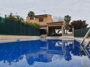 Riola的住宿－Villa Rural Reconstruida，房屋前的游泳池