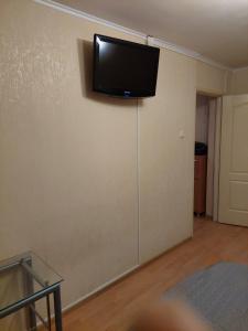 uma televisão de ecrã plano na parede de uma sala de estar em 1 room aprtment 400 from sea em Liepāja
