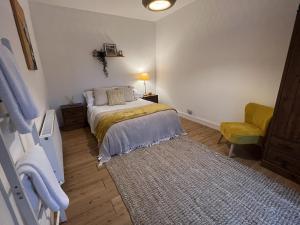 En eller flere senge i et værelse på Hollybank Cottage