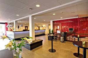 lobby restauracji ze stołami i krzesłami w obiekcie Scandic Odense w mieście Odense