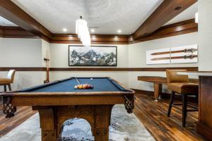 una sala de billar con una mesa de billar. en Arrowleaf Lodge - 2 Bed Condo #109, en Park City