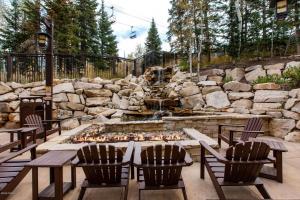 Un restaurant sau alt loc unde se poate mânca la Arrowleaf Lodge - 2 Bed Condo #109