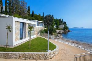 ein Haus mit Blick auf das Meer in der Unterkunft Maistra Select Mlini Villas and Apartments in Mlini
