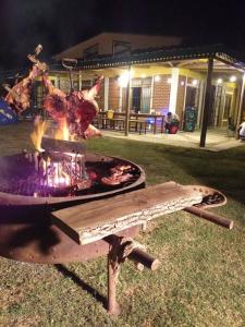 un focolare in un giardino di notte di Casa de Campo, con Pileta y Asador Criollo!! - "La Ranchada" a Gualeguaychú
