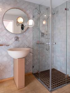 uma casa de banho com um lavatório e uma cabina de duche em vidro. em Darmstadt Loft em Darmstadt