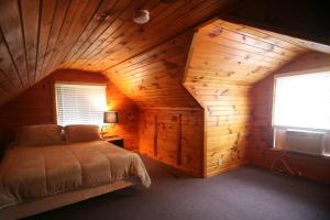 Ένα ή περισσότερα κρεβάτια σε δωμάτιο στο Outdoor Playground on Lake and Close to Skiing