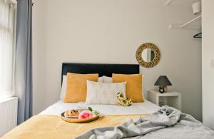 Un dormitorio con una cama con un bol de fruta. en Comfy 3-Bed House near City Centre, sleeps 6, en Tile Hill