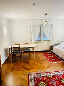 1 dormitorio con mesa de comedor y 1 cama en Großes Ferienzimmer Uckermark en Casekow