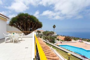 タコロンテにあるAcogedora Vivienda en Tenerife con vistasy piscinaのスイミングプールとヴィラの景色を望めます。