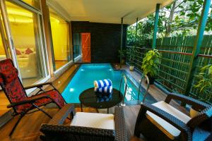 Bazen v nastanitvi oz. blizu nastanitve Kuruva Island Resort And Spa - By KABINI BREEZE, Wayanad