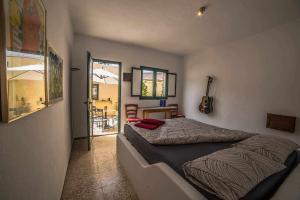 ein Schlafzimmer mit einem Bett in einem Zimmer in der Unterkunft Casa Chalet La Casita in Tabayesco