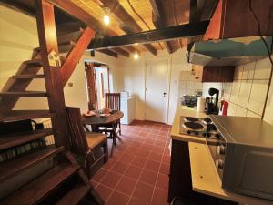 Köök või kööginurk majutusasutuses Arhontiko Askas Mansion