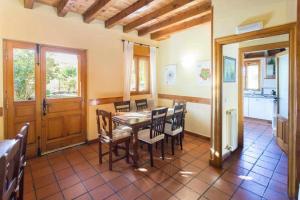 - une salle à manger avec une table et des chaises dans l'établissement Casa Rural El Hidalgo, à Amaya