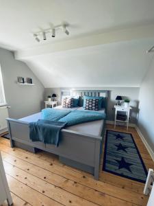 グンマースバッハにあるausZEITのベッドルーム1室(青いシーツとラグ付)