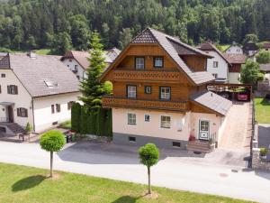 Una vista aérea de una casa en un pueblo. en Appartmenthaus Bachler, en Haus im Ennstal