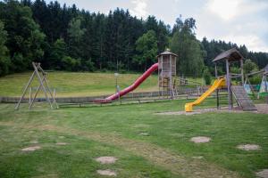 un parque con un parque infantil con toboganes y un tobogán en Appartmenthaus Bachler, en Haus im Ennstal