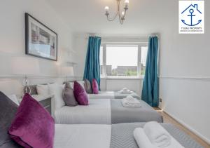 Postel nebo postele na pokoji v ubytování FEB OFFER 3 Bed House by 7 Seas Property Serviced Accommodation Maidenhead with FAMILY Sleeps 6, Business and Wifi