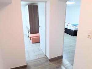 Haßloch的住宿－FMI33 Souttrain Level，客房享有带一张床和镜子的客房的景致