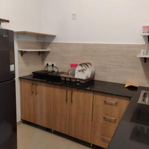 una cucina con lavello e fornello forno superiore di Pool View Apartment - Sunshine By Leela Homes ad Arpora Altre 21 foto