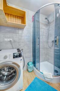 a washing machine in a bathroom with a shower at Sauna-balia-Apartamenty Góraleczka II- w wakacje w każdą środę i czwartek gorąca balia GRATIS in Czarna Góra