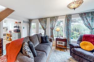a living room with a couch and a table at Day Dreamer in Florence