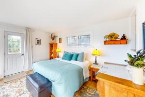 a bedroom with a bed with a blue blanket at Day Dreamer in Florence