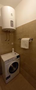 Savar的住宿－Apartman Lapis，浴室角落的洗衣机
