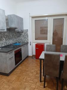A kitchen or kitchenette at Appartamento ALECATIA 2