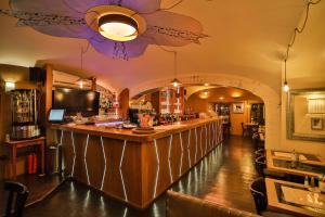bar w restauracji z długim ladem w obiekcie U Schnellu w Pradze