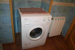 una lavadora con un estante encima en Ca lAntic Joanet en Mirambell