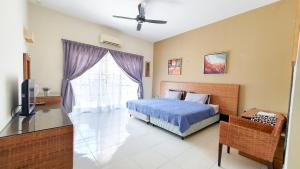 Un dormitorio con una cama azul y una ventana en GOLD COAST MORIB by 369 Stay, en Kampong Tanjong Pechah