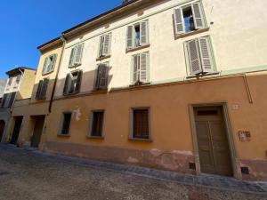 un edificio naranja con una puerta en una calle en La Casa di Amici Miei en Cremona