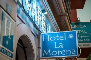 un cartel azul de hotel la morgan en el lateral de un edificio en Hotel Cafe La Morena, en Fuengirola