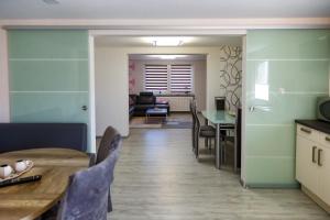 a kitchen and dining room with a table and chairs at Ferienwohnung Ogger in Bad Salzungen