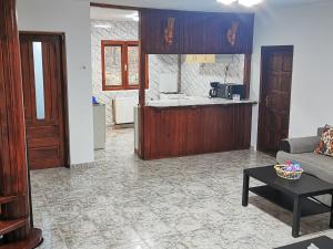 Il comprend un salon avec un canapé et une cuisine. dans l'établissement Vila Eva, à Valea Tîrsei