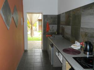 una cocina con encimera y fregadero. en Aub Guesthouse - Mariental en Mariental