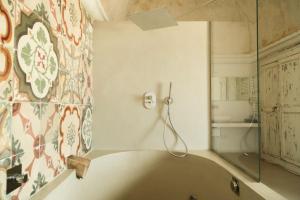 ein Bad mit einer Dusche und einer Glaswand in der Unterkunft Masseria Francescani in Torre Chianca