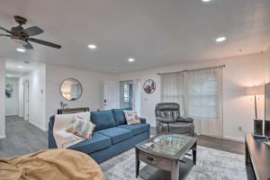 Posezení v ubytování Pet-Friendly PNW Home, 1 Mi to Rockaway Beach