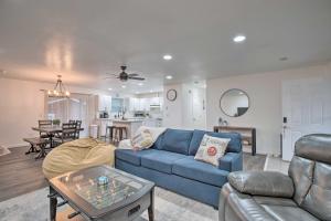 Posezení v ubytování Pet-Friendly PNW Home, 1 Mi to Rockaway Beach