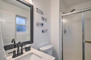 Koupelna v ubytování Pet-Friendly PNW Home, 1 Mi to Rockaway Beach + 21 fotografií