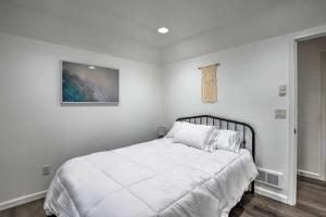 Postel nebo postele na pokoji v ubytování Pet-Friendly PNW Home, 1 Mi to Rockaway Beach