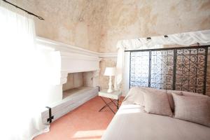 1 dormitorio con cama y ventana en Masseria Francescani en Torre Chianca