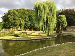 En hage utenfor CHAPEAUVEAU Gîte - b&b - Events