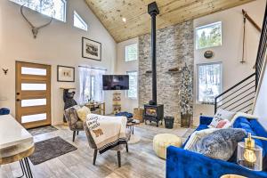 sala de estar con muebles azules y chimenea en Modern Mtn Cabin Less Than 2 Mi to St Marys Glacier, en Idaho Springs