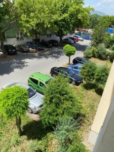 eine Gruppe von Autos, die auf einem Parkplatz geparkt sind in der Unterkunft Arbeiterwohnheim Workers Dormitory Graz in Graz