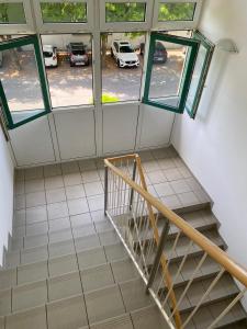 einen Blick über eine Treppe in einem Gebäude mit Fenstern in der Unterkunft Arbeiterwohnheim Workers Dormitory Graz in Graz