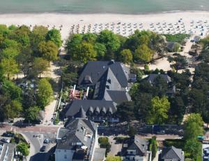 een luchtzicht op een resort en het strand bij Landhaus Carstens in Timmendorfer Strand