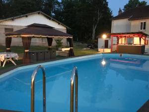 Bazén v ubytování Villa Sainte Barbe nebo v jeho okolí