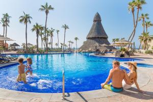 Bazén v ubytování Sandos Finisterra All Inclusive nebo v jeho okolí