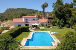 帕爾梅拉的住宿－Casa de Miraventos，享有带游泳池的外部景致